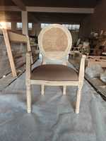 Fauteuil en canne antique de style français avec cadre robuste et dossier ovale pour salles à manger de villas