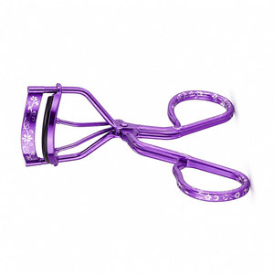 SHEARS BEAUTY Recourbe-cils jetable en acier inoxydable violet avec motif floral et coussinet doux pour un recourbement précis des cils - Product Image 2