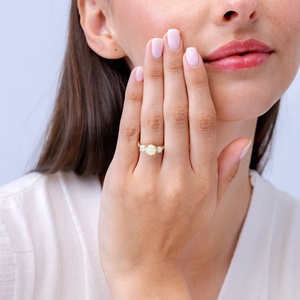 แหวนทองคำแท้ 14k ขนาด 7 มม. และ 4 มม. ประดับโอปอลทรงกลม 2.20 กะรัต พร้อมเพชรประดับแบบพาเว่ แหวนสามเม็ดแบบสามขา แหวนทริโลจี เครื่องประดับชั้นดี - Product Image 6