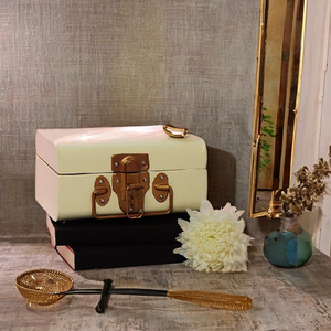 Boîte à bijoux de luxe en métal couleur menthe avec petite serrure - Rangement de style vintage pour bagues, colliers, cosmétiques et souvenirs de Noël - Product Image 1