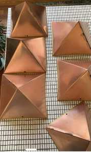 Plateau décoratif en laiton Art Déco, forme pyramide géométrique, artisanat métallique minimaliste, lot multi-pièces, design corde, détection tactile - Product Image 2