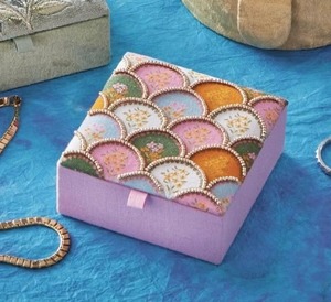 Caja de Joyería con Cuentas y Bordado, Elegante Caja de Joyería Hecha a Mano con Cuentas, Arte y Manualidades - Product Image 1