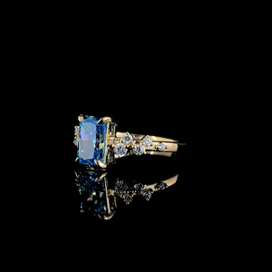 Bague de fiançailles pour femme en or 14 carats avec diamant bleu créé en laboratoire taille émeraude et pierres latérales en grappe florale - Product Image 5