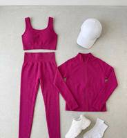 Ensemble de sport sans couture 3 pièces pour femme avec soutien-gorge de sport, leggings taille haute et veste courte pour le yoga, le fitness et l'entraînement.