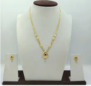 Conjunto de Joyería Fina con Diseño Sofisticado en Forma de Gota para Mujer, Collar con Colgante de Oro, Rubí y Diamantes con Pendientes a Juego - Product Image 1