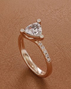 Anillo de Moissanita de 2 Quilates con Corte Trillón, Plata 925 Original con Baño de Oro, Estilo Único y Elegante, Joyería Clásica para Ella - Product Image 4