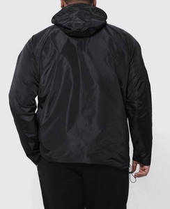 เสื้อแจ็คเก็ตผู้ชายสีดำแบบมีฮู้ด ซิป ¼ ตัว ผ้า softshell กันน้ำ มีกระเป๋า ทรงปกติ ใส่ได้ทุกฤดู เหมาะสำหรับกิจกรรมกลางแจ้ง - Product Image 3
