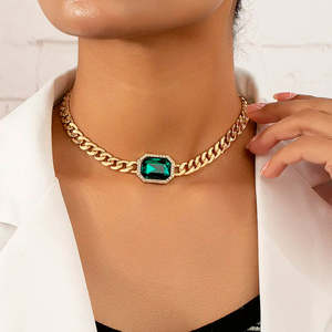 Collar llamativo antideslustre chapado en oro Esmeralda estilo cadenas finas - Product Image 4