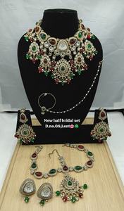 Parure de mariée ethnique en alliage blanc royal avec perles et Kundan, collier ras-du-cou plaqué or lourd, artisanat haut de gamme pour fiançailles, mariage et fêtes - Product Image 3