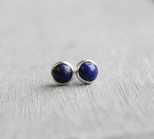 Boucles d'oreilles clous en argent sterling et lapis-lazuli 6 mm, bijoux minimalistes pour femmes, faits à la main, fournisseur en gros - Product Image 6