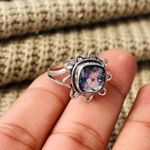 Anillo de latón con topacio azul de Londres y diseño floral, chapado en plata, estilo bohemio, venta al por mayor para mujer - Product Image 2