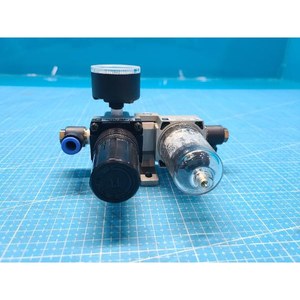 Ensemble filtre-régulateur d'air SMC AR2000-02G-R + AF2000-02-R + G36-10-01 d'occasion pour équipement semi-conducteur Legacy - Product Image 2