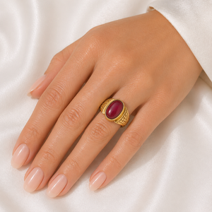 Bague Statement Grenat en Laiton Plaqué Or Faite à la Main, Bande Texturée, Sertissage Clos, Design Audacieux, Bijou Unisexe, Cadeau de Luxe pour Femme - Product Image 5