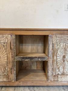 Aparador de Madera de Mango Sólida de Diseño Moderno y Lujoso, Marca PARADISE HANDICRAFTS, Color Blanco, Diseño con Ranuras Laterales, 2 Puertas, Rajasthan - Product Image 4