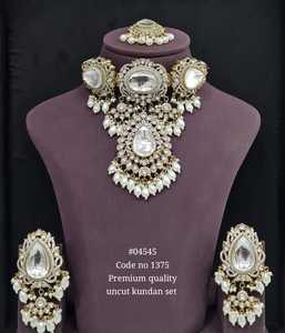 Ensemble de bijoux ethniques en laiton Kundan avec design géométrique - Collier, boucles d'oreilles et tikka pour mariage et fiançailles féminines - Product Image 1