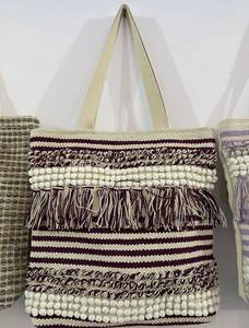 Sac fourre-tout bohème tissé à la main en gros avec pompons en coton et design de plage en macramé rayé - Product Image 3