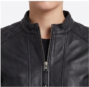 Chaqueta de cuero negra para mujer al por mayor, estilo motociclista con acolchado de diamantes en los hombros, corte ajustado personalizado, cremallera completa, proveedor de prendas de abrigo. - Product Image 5