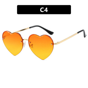 Lunettes de soleil en métal personnalisées sans monture en forme de cœur avec bords découpés, protection solaire avec verres teintés dégradés - Product Image 6