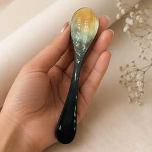 Cuillère artisanale en corne de buffle naturelle, manche long, finition miroir, motifs multicolores, design créatif durable par Curio Craft - Product Image 6
