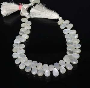 Cuentas de piedra lunar blanca natural facetada en forma de pera de 8x11 mm, cuentas de piedra lunar blanca tipo briolette de 8 pulgadas para la fabricación de joyería. - Product Image 1