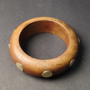 Bracelet en bois épais et arrondi avec clous circulaires surdimensionnés en laiton, style punk, bijoux ethniques faits à la main, haute durabilité - Product Image 3