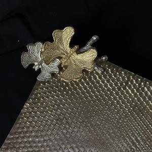 Bandeja de Servicio con Diseño de Mariposa Martillada, para Hotel, Restaurante y Fiestas, Bodas, Hecha a Mano, en Dorado y Plateado, de Doble Tono, de Lujo - Product Image 4