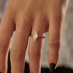 Anillo de Compromiso Minimalista con Diamante Corte Marquesa Chapado en Oro de 14K para Mujer - Product Image 4