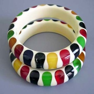 Bracelet manchette épais en résine pour femme, motif rayé et pois colorés, en acrylique, pour soirée - Product Image 1