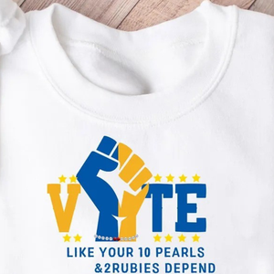 Sudadera personalizada VOTE blanca para mujer, con estampado gráfico de la hermandad griega Sigma Gamma Rho, cuello redondo, estilo casual, de forro polar. - Product Image 3