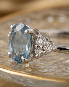 Bague de fiançailles ovale en moissanite bleue taillée de 1,00 carat avec grappe de saphirs bleus, en or blanc 14K plaqué rhodium, luxe pour anniversaire - Product Image 4