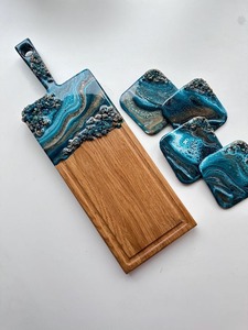 Plateau de service en bois et résine avec incrustation de résine bleue, idéal pour charcuterie, pour maisons modernes, restaurants et événements - Product Image 4