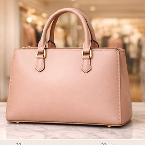 Se muestra un bolso de mano estilo vintage de cuero marrón con cierre de beso, similar a diseños como los bolsos Patricia Nash Sofia Frame. - Product Image 2