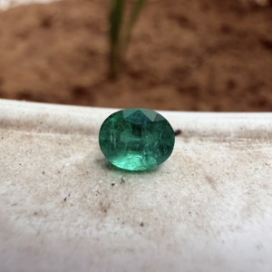 Piedra Preciosa de Esmeralda Zambiana Natural de 0.66 Quilates, Corte Ovalado Verde Intenso, Facetada, Suelta, para Joyería - Product Image 3