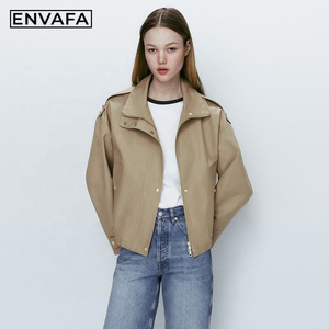 Gabardina Delgada Impermeable Personalizada con Logotipo, Corta, Informal, con Botones Dorados, Cuello Camisero, para Mujer - Product Image 1