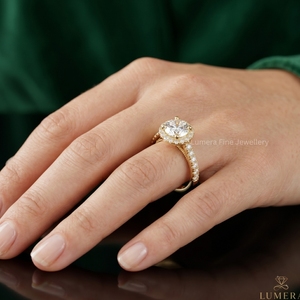 แหวนหมั้นเพชรทรงกลมเจียระไนแบบ Halo ทองคำขาว 14K/18K หรูหรา ประดับเพชรเลี้ยงในห้องปฏิบัติการ พร้อมวงแหวนแบบ Pavé สำหรับผู้หญิง เครื่องประดับชั้นดี รับผลิตแบบ OEM ODM - Product Image 5