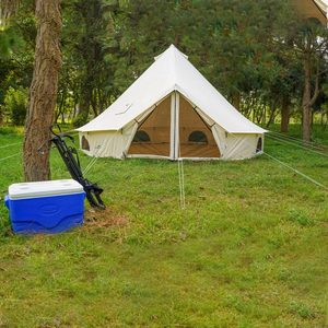 Carpa de lona impermeable de alta calidad de 4 metros con postes y clavijas de hierro, ideal para acampar con amigos y familia. - Product Image 2