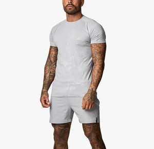 T-shirt en maille respirant pour homme, à manches courtes, col rond, couleur unie, teint en pièce, coupe classique, longueur normale, séchage rapide - Product Image 1