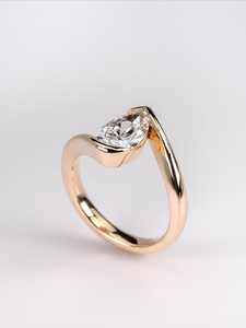 Anillo de Compromiso Solitario Minimalista de Oro de 18K/14K/10K con Diamante Cultivado en Laboratorio de Corte Pera de Lujo de 1.00 Ct, Joyería Fina Personalizada al por Mayor - Product Image 2