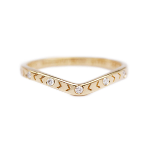 Bague de mariage en or 14 carats avec diamant de laboratoire, motif flèches courbées, chevron en V, bague d'éternité délicate, bijou de côté, cadeau d'anniversaire - Product Image 1