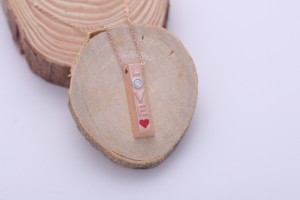 Collar con Colgante de Barra Minimalista con Diseño de Amor, en Tono Oro Rosa/Amarillo/Blanco de 14K - Product Image 3