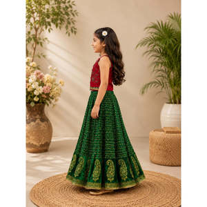 Conjunto de Top sin Mangas para Niñas con Lehenga Roja y Verde Bordada en Poliéster - Product Image 4