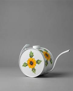 Hermosa regadera decorativa amarilla con diseño floral, perfecta para plantas de interior y exterior, jardín y uso en balcones y patios. - Product Image 5