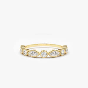 Anillo de compromiso de plata de ley 925 chapado en oro de 14k con moissanita redonda y engaste marquise y redondo con milgrain - Product Image 1