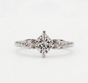Anillo de Compromiso VB-35SR de Oro Amarillo de 10K con Diamante Cultivado en Laboratorio de Corte Princesa de 1.35CT, Color E, VVS2, Anillo de Tres Piedras, Regalo de Aniversario - Product Image 3
