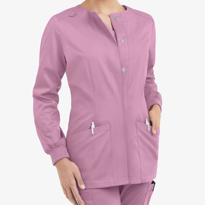 Veste de travail médicale à prix de gros, sans col, à fermeture à boutons-pression, manches longues, poignets tricotés, coutures ajustées, vestes de travail personnalisées - Product Image 1