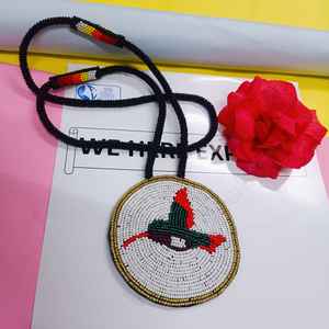 Collier pendentif oiseau artisanal perlé avec perles rouges, vertes, noires, blanches et dorées et cordon long pour un style artistique, traditionnel et culturel - Product Image 3