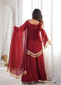 Conjunto indio-pakistaní color borgoña con bordados, borlas, hombros descubiertos, top Anarkali, pantalones de pierna ancha y dupatta para fiestas y bodas - Product Image 3
