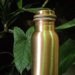 Botella de cobre para hidratación en viajes en tren y autobús, botella metálica resistente para uso en viajes largos, diseño fácil de transportar. - Product Image 4