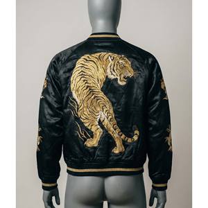 Chaqueta Sukajan Negra de Satén para Hombre, Estilo Japonés Vintage, Bordado de Tigre Dorado, Chaqueta Bomber Acolchada, Chaqueta Souvenir de Moda Urbana - Product Image 4