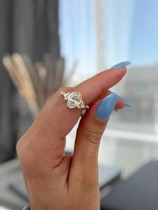 Bague en or massif 14 carats avec diamant de laboratoire ovale de 1,01 carat, motif floral, bijou raffiné pour occasions spéciales - Product Image 2